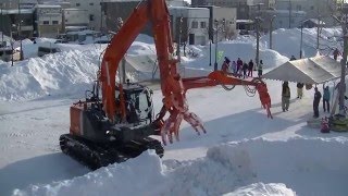 IWAMIZAWAドカ雪まつり2016、雪像解体作業、双腕バックホウ（HITACHIASTACO） [upl. by Ecirp]