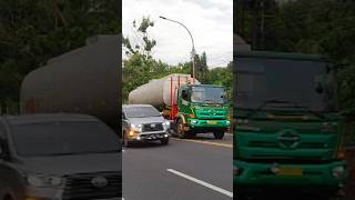 TRUK TRAILLER PANJANG ANGKUT TANGKI BAHAN KIMIA BERBAHAYA shorts viral subscribe [upl. by Jourdain565]