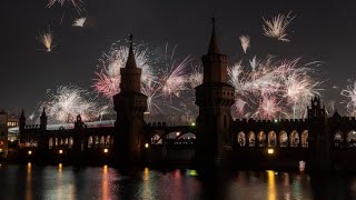 Silvester am Brandenburger Tor Berlin feiert beschwingt ins neue Jahr [upl. by Stavro]