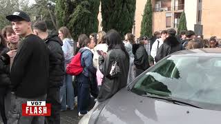 SCUOLE SENZA RISCALDAMENTI E SERVIZI PROTESTA DEGLI STUDENTI DEL LICEO CLASSICO “GIANNONE” [upl. by Nert]