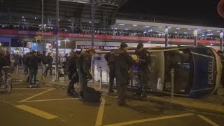 Schwere Ausschreitungen durch Hooligans in Köln  48 Verletzte Polizisten am 26102014  OTon [upl. by Akilat169]