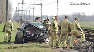 Trein botst op personenauto overweg Broekhuizen [upl. by Leber377]