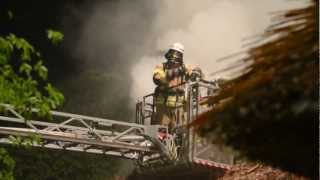 Berliner Feuerwehr  Feuer Reetdach  UBhf DahlemDorf  28042012 [upl. by Sieber]