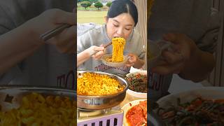 마당에서 라면에 파김치 [upl. by Ranilopa]