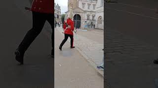 😳 SHOCKINGKINGS GUARD WALKING WITH HIS SWORD ⚔️ kingsguardtv history [upl. by Finley]