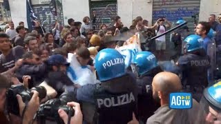 Torino tensione alla manifestazione contro la Meloni le cariche della polizia sugli studenti [upl. by Irec]