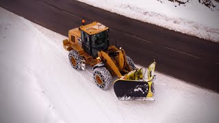 Une Chargeuse sur pneus CATERPILLAR au DÉNEIGEMENT ❄ des routes dans les Alpes 🗻 [upl. by Aerdnat]