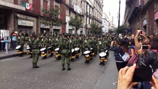 Desfile banda de guerra de los boinas verdes [upl. by Ynohtnanhoj674]