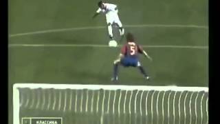 Carles Puyol para un gol con el escudo del Barcelona [upl. by Idnaj]