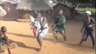 Un grupo de africanos bailando el “Shaky Shaky” [upl. by Concordia]