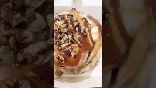 Caramel and pecan cinnamon scrollbun Cinnabon [upl. by Nickolas]