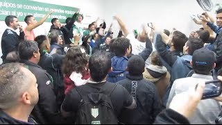 Dirigente de Banfield y jugadores cantando quotNo tienen gas no tienen luz son los villeros de Lanúsquot [upl. by Assirek]