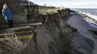 O drama das casas engolidas pelo mar no leste de Inglaterra [upl. by Ilahsiav260]