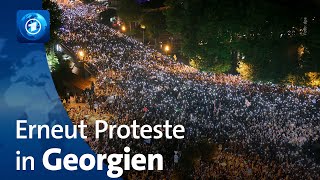 Erneut Massenproteste gegen geplantes Gesetz in Georgien [upl. by Aneahs111]