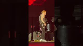 Axl Rose in the Moment While Slash Shreds – Pure Guns N’ Roses Magic [upl. by Dwane]