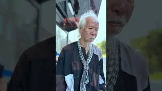 Brave homeless old man catches thief KINDNESS MAN kindness homeless goodperson help oldman [upl. by Ossy]