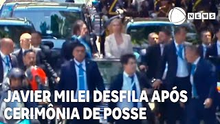 Javier Milei desfila após cerimônia de posse na Argentina [upl. by Ztnahc864]