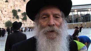 Rabbi Gutman Locks at the Kotel in Jerusalem [upl. by Stagg]