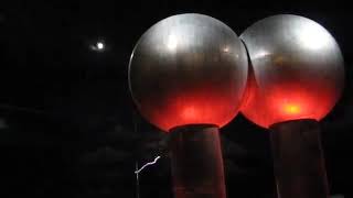 Van De Graaff Generator  Boston Museum of Science [upl. by Reham]