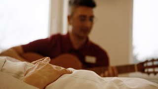 Musiktherapie Lebensfreude am Krankenbett [upl. by Eilsehc]