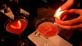 Zeste dorange flambée pour cocktail cointreaupolitain [upl. by Odraner45]