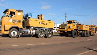 Conjunto de carretas com turbina de usina passa por Sinop [upl. by Nylavad862]