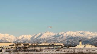 雪の立山連峰と富山空港 朝日航洋 Eurocopter AS350B LANDING TOYAMA Airport 2012112 [upl. by Ayvid]