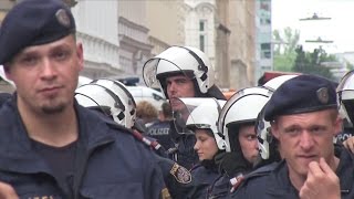 👮🏻‍♀️ Polizei räumt Pizzeria Anarchia  Widerstand der Hausbesetzer [upl. by Kcajyllib235]