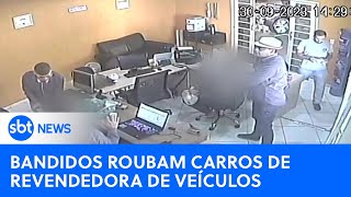 Assaltantes rendem dono de revendedora de carros e foge levando três veículosSBTNewsnaTV021023 [upl. by Eceinart]