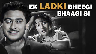 Ek Ladki Bhigi Bhagi Si  Chalti Ka Naam Gaadi  Kishore Kumar Superhit Black And White Song [upl. by Meagher]