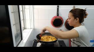 COOKING CHICKEN CURRY  Ruthskieschannel chickencurry cookingtime [upl. by Anyrtak]