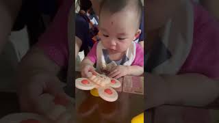 寶貝玩玩具，好認真 Baby is playing with toys so serious [upl. by Raddi]