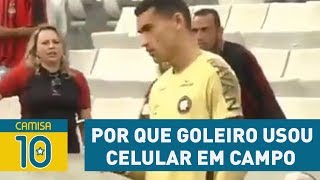 ENTENDA por que goleiro Santos usou CELULAR em campo [upl. by Idhem]