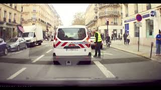 La véhicule de police municipale Paris sest arrêtée et abusent leurs gyrophares [upl. by Anavahs]