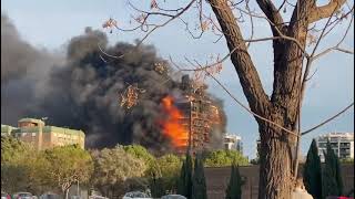 Un incendio quema un edificio de 14 pisos en el barrio de Campanar [upl. by Ashwell]