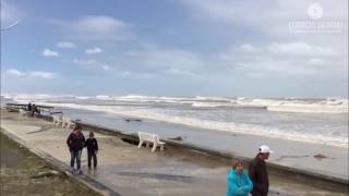 Ondas fortes invadem calçadão em Capão da Canoa [upl. by Adnowal]