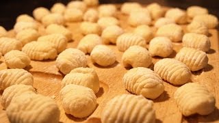 Selbst gemachte Gnocchi mit einer KnoblauchSahneSauce [upl. by Noitsuj]