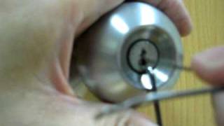 how to pick a door lock with a bobby pin [upl. by Prudi]