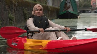 Muslim women break taboos navigating east Londons waterways  AFP [upl. by Alfreda]