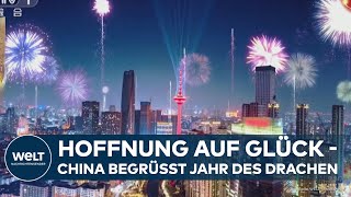 CHINESE NEW YEAR China begrüßt mit Feuerwerk und Feiern das Jahr des Drachen [upl. by Kyrstin]