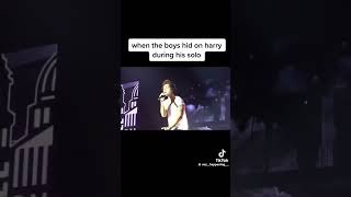 Bro didnt even notice js playing w the balloon🤣harrystyles onedirection funny louistomlinson [upl. by Kroo]