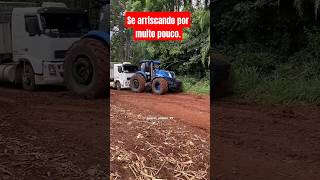 o cara arriscando a vida entre trator e caminhão caminhao caminhoneiro [upl. by Nivra]