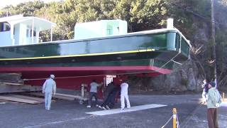 祝！大型釣り船の進水式 船おろし Boat down Japanese style A flood ceremony of a new boat [upl. by Cirde]