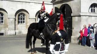 Relève de la garde montée à Whitehall 2 [upl. by Skiba764]