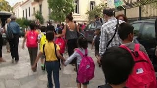 Grecia escolariza a 1500 niños refugiados en Atenas y Salónica [upl. by Mcmath]