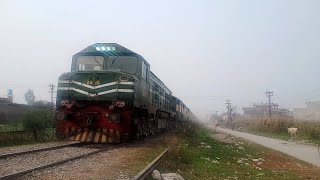 Jaffar Express Reaching at Gujrat Railway Station  Queen Of Balochistan jaffarexpress train [upl. by Dwight432]