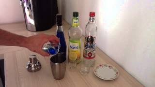 Faire un cocktail Blue Lagoon  Recette au curacao [upl. by Valer]