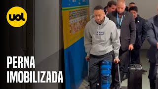 NEYMAR DEIXA ESTÃDIO DE MULETAS APÃ“S LESÃƒO NA DERROTA DO BRASIL PARA O URUGUAI [upl. by Kilam773]