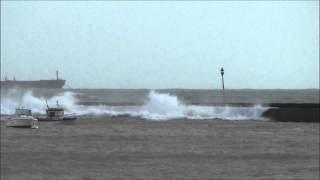 Andréa  Tempête  Quelques Vagues Qui Lèchent la Digue de Lomener à Ploemeur  Bretagne  France [upl. by Hump]