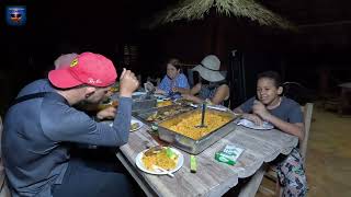 Cocinando moro de guandules con pescado y tostones fritos en un campo en la playa [upl. by Tranquada692]